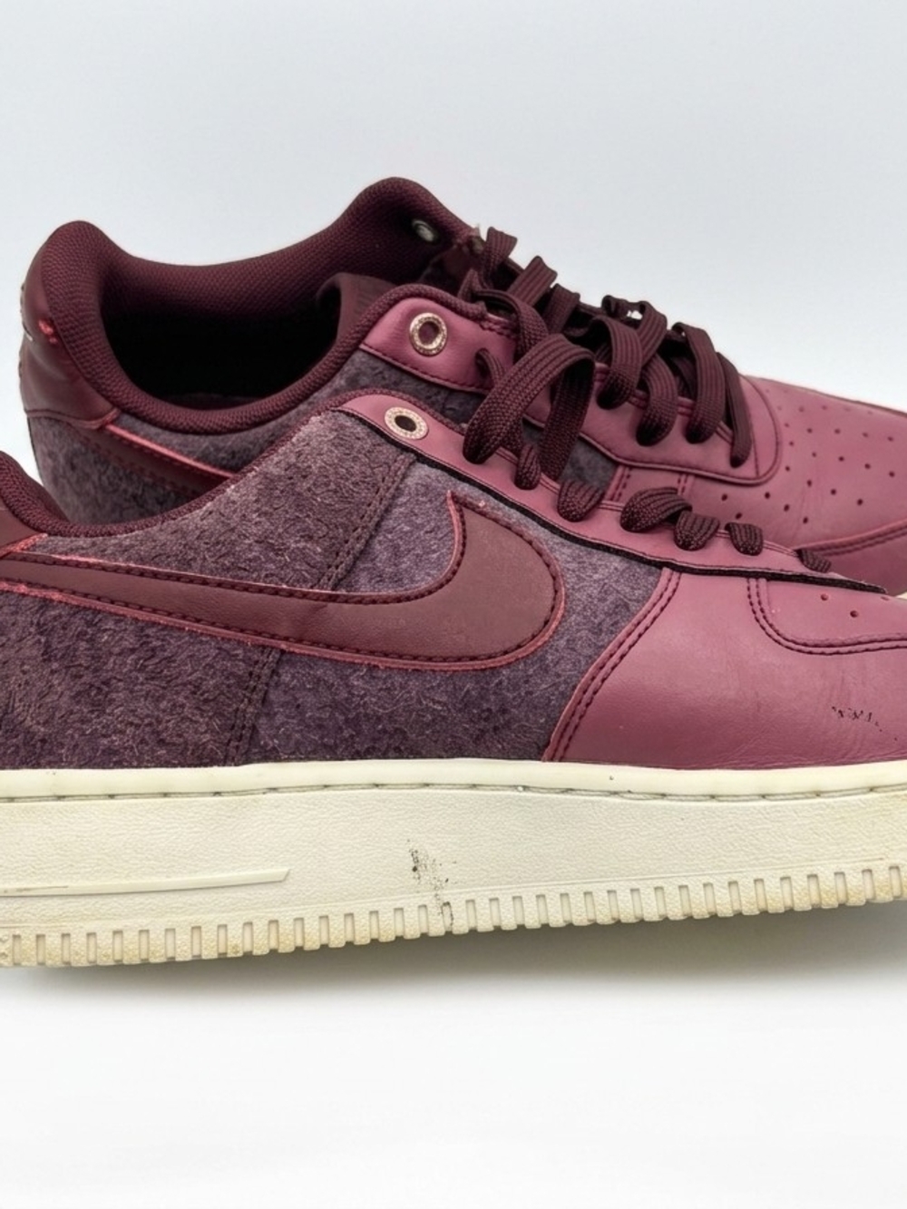 Nike Men's Low-Top AIRFORCE ONE Sneakers in Burgundy